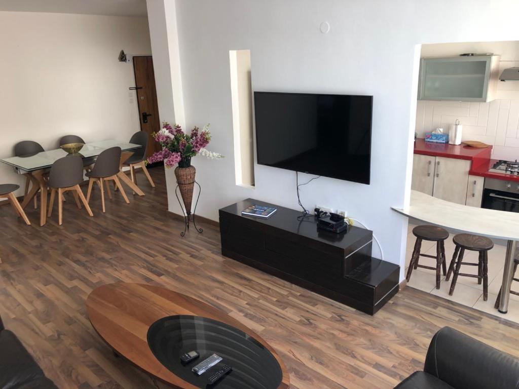 Sky Home Apartment Jabotinsky 8 Bat Yam Esterno foto